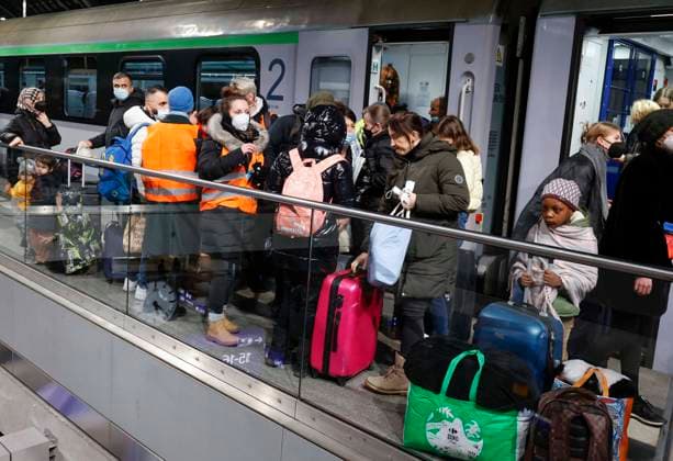 News Bilder des Tages Ukraiinische Fluechtlinge Berlin, 01.03.2022 - Fluechtlinge aus der Ukraine kommen am Berliner Hauptbahnhof an. Der Zug aus der polnischen Stadt Przemysl an der polnisch ukrainischen Grenze brachte Hunderte von Fluechtlingen nach Deutschland. Berlin Berlin Deutschland *** Ukrainian Refugees Berlin, 01 03 2022 Refugees from Ukraine arrive at Berlin Central Station The train from the Polish town of Przemysl on the Polish-Ukrainian border brought hundreds of refugees to Germany Berlin Berlin Germany