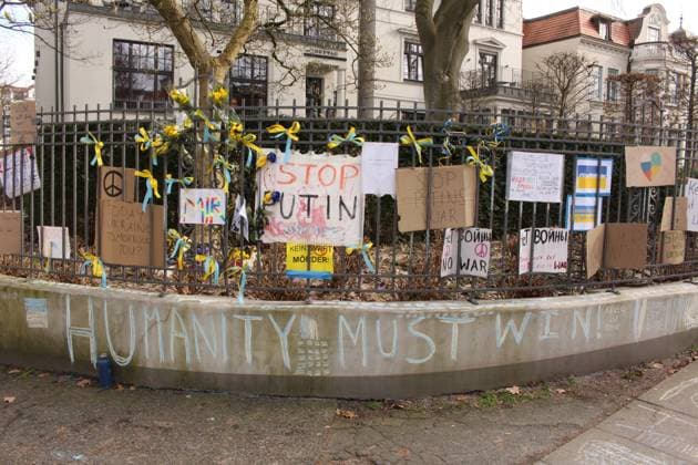 News Bilder des Tages Hamburg, der 01.03.2022 - Am Feenteich in Uhlenhorst befindet sich das russische Generalkonsulat in Hamburg. Vor dem Tor hängen Protestplakate und es stehen Demonstranten an einer Straßenecke. Der Zugang zum Konsulat wird durch die Polizei bewacht und ist mit Sichtschutzzäunen abgehängt. Demonstrationen gegen den russischen Einmarsch in der Ukraine - Protest vor Russland Generalkonsulat in Uhlenhorst, Hamburg Hamburg Deutschland Uhlenhorst *** Hamburg, the 01 03 2022 At the Feenteich in Uhlenhorst is the Russian Consulate General in Hamburg In front of the gate are protest posters and there are demonstrators on a street corner The entrance to the consulate is guarded by police and is covered with privacy fences Demonstrations against th