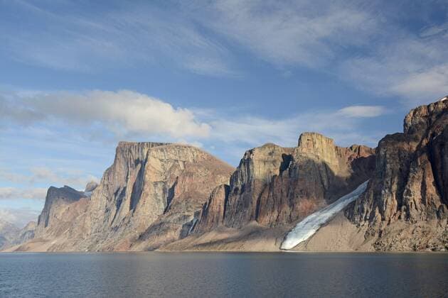 View of coastline with mountains and glacier, Baffin Island, Nunavut, Canada, August, North America Copyright: imageBROKER/FLPAx/xMalcolmxSchuyl iblhoj05631398.jpg