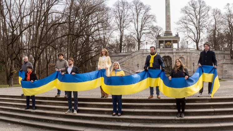 Solidarity with Ukraine against Russia, organized by politicians of bavarian parties (CSU, die Gruenen, Freie Waehler, SPD, FDP, Die Linke) Florian Streibl, Susann Enders, Ates Guerpinar, Thomas von Sarnowski, Eva Lettenbauer, Melanie Huml, Martin Hagen, Ronja Enders and Florian von Brunn holding an Ukraine Flag. On March 2nd, 2022, Ash Wednesday, democratic Bavarian parties, CSU, die Gruenen, Freie Waehler, SPD, FDP, Die Linke, organize an action to show their solidarity with Ukraine at war in front of the Friedensengel in Munich, Germany. Munich Bavaria Germany Copyright: xMaxxLudwigx-xmufkinnphotosxxxaalx