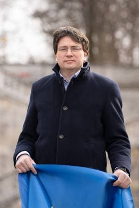 Solidarity with Ukraine against Russia, organized by politicians of bavarian parties (CSU, die Gruenen, Freie Waehler, SPD, FDP, Die Linke) Florian von Brunn SPD, holding an Ukraine flag. On March 2nd, 2022, Ash Wednesday, democratic Bavarian parties, CSU, die Gruenen, Freie Waehler, SPD, FDP, Die Linke, organize an action to show their solidarity with Ukraine at war in front of the Friedensengel in Munich, Germany. Munich Bavaria Germany Copyright: xMaxxLudwigx-xmufkinnphotosxxxaalx