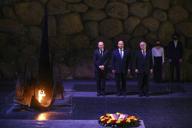 News Bilder des Tages German Chancellor Olaf Scholz and Israeli Prime Minister Naftali Bennett participate in a ceremony commemorating the six million Jews killed by the Nazis in the Hall of Remembrance at Yad Vashem World Holocaust Remembrance Center during a state visit in Jerusalem, Israel on Wednesday, March 2, 2022. Pool  JERX20220302104 RONENxZVULUN