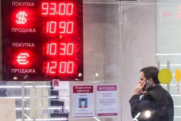 Bilder des Jahres 2022, News 03 MÃ¤rz News Themen der Woche KW09 MOSCOW, RUSSIA - MARCH 2, 2022: A man is seen by a digital board showing Russian rouble exchange rates against the euro and the US dollar outside a currency exchange office. On March 2, 2022, the Russian rouble hit record lows with the US dollar and the euro rates reaching 110 and 122 at the Moscow Exchange respectively. Mikhail Metzel TASS  TS1260FF