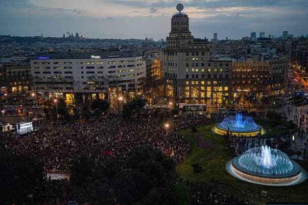 News Bilder des Tages March 2, 2022, Barcelona, Spain: Hundreds of protesters gather in PlaÃa Catalunya during a protest against the war in Ukraine. .The rally was convened by the platform Aturem la Guerra Barcelona Spain - ZUMAs197 20220302_zaa_s197_202 Copyright: xIrenexVil¡xCapafonsx
