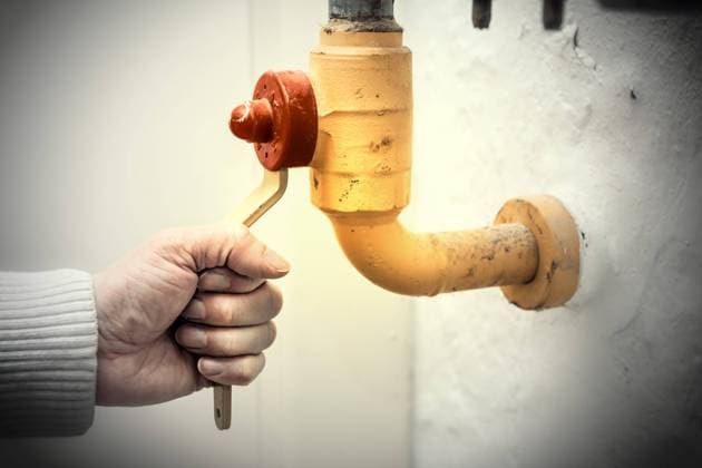 IMAGO Nature: Unsere Erde, Energiequellen, Erdgas Hand dreht am Gashahn *** Hand turns the gas tap ** NUR FUER REDAKTIONELLE ZWECKE ** EDITORIAL USE ONLY **