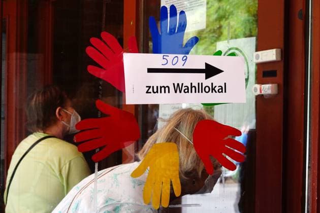 26.09.2021, Berlin, GER - Wegweiser zu einem Wahllokal. (Alltag, aussen, Aussenaufnahme, Berlin, Bundestagswahl, bunt, deutsch, Deutschland, Europa, europaeisch, farbig, Frauen, Gesellschaft, Haende, Kommunalwahl, Landtagswahl, Menschen, Personen, Pfeil, Politik, politisch, QF, Querformat, Waehler, Wahl, Wahlen, Wahllokal, Wegweiser, Westeuropa, Wirtschaft, zum Wahllokal) 210926D156BERLIN.JPG *** 26 09 2021, Berlin, GER signpost to a polling station everyday life, outside, exterior shot, Berlin, federal election, colorful, Germany, Europe, european, colorful, women, society, hands, local election, state election, people, arrow, politics, political, QF, landscape, voters, election, polling station, signpost, Western Europe, economy, to the