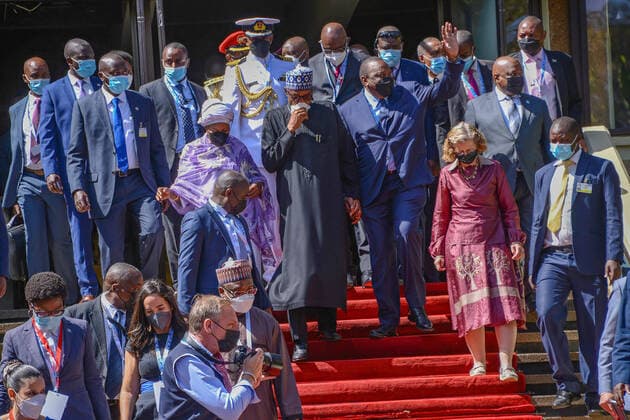 Bilder des Jahres 2022, News 03 März News Themen der Woche KW09 News Bilder des Tages Kenia, 50. Jubiläum des UN-Entwicklungsprogramms in Nairobi March 3, 2022, Nairobi, Kenya: President Uhuru Kenyatta (C), Nigerian president Muhammadu Buhari (L) and United Nations Environment Programme (UNEP) Executive Director, Inger Andersen (R) make their way to the United Nations for high-level opening ceremony of the special session to commemorate the 50th anniversary of the UN Environment Programme. Nairobi Kenya - ZUMAs197 20220303_zaa_s197_073 Copyright: xJohnxOchiengx