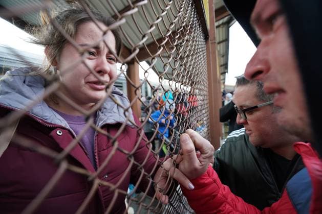 News Bilder des Tages Ukraine-Konflikt, Polen, Ankunft von Flüchtenden aus der Ukraine in Przemysl March 3, 2022, Przemysl, Poland: A woman arriving from Ukraine breaks down in tears as she meets a man through the fence as refugees arrive by train from Ukraine to Przemysl station a week after the start of Russia s attacks on Ukraine in Przemysl, Poland. Przemysl station has become a safe haven for thousands of people fleeing the war that Russia launched against Ukraine on February 24. This city, located in southeastern Poland, borders Ukraine and is being used by refugees to escape the war in their country. Przemysl Poland - ZUMAb148 20220303_zap_b148_003 Copyright: xBryanxSmithx