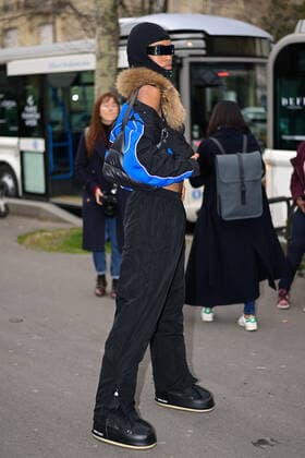 Paris Fashion Week, Gäste der Rick Owens Modenschau Guest a l arrivee du defile RICK OWENS CELEBRITES : Arrivees du defile RICK OWENS - Paris - 03 03 2022 FedericoPestellini Panoramic 