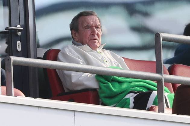 Hannover, EX Bundskanzler Gerhard Schroeder in der HDI Arena beim Spiel Hannover 96 gegen Darmstadt, *** Hanover, EX Federal Chancellor Gerhard Schroeder in the HDI Arena at the Hannover 96 match against Darmstadt,