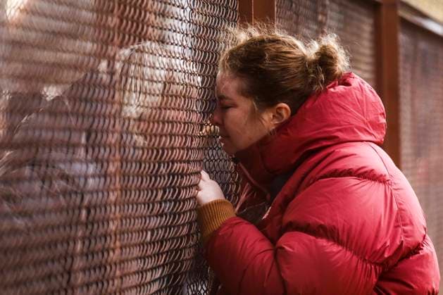 News Themen der Woche KW09 News Bilder des Tages Refugees From Ukraine Arrive At The Train Station In Poland A woman welcomes a relative arriving on a train from Ukraine through a fence at the main railway station due to ongoing Russian-Ukrainian war crisis in Przemysl, Poland on March 3, 2022. Russian invasion on Ukraine causes a mass exodus of refugees to Poland. Przemysl Poland  Copyright: xBeataxZawrzelx originalFilename: zawrzel-refugees220303_npjmB.jpg