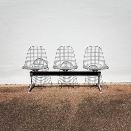  Drei Stühle aus Draht vor einer weißen Wand, Designer Charles und Ray Eames, Vitra Campus, Vitra Design Museum, Weil am Rhein, Baden-Württemberg, Deutschland, Europa *** Three wire chairs in front of a white wall, designer Charles and Ray Eames, Vitra Campus, Vitra Design Museum, Weil am Rhein, Baden Württemberg, Germany, Europe Copyright: imageBROKER/AngelaxtoxRoxel iblato08176669.jpg