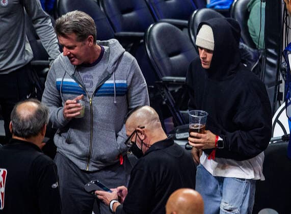 Justin Bieber besucht Basketball-Spiel in Los Angeles March 3, 2022, Los Angeles, California, USA: Singer Justin Bieber attends the NBA game between the Los Angeles Clippers and the Los Angeles Lakers on Thursday March 3, 2022 at Crypto.com Arena in Los Angeles, California. Clippers defeat Lakers, 132-111. PI Los Angeles USA - ZUMAp124 1010332544st Copyright: xJAVIERxROJASx