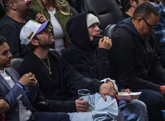 Justin Bieber besucht Basketball-Spiel in Los Angeles March 3, 2022, Los Angeles, California, USA: Singer Justin Bieber attends the NBA game between the Los Angeles Clippers and the Los Angeles Lakers on Thursday March 3, 2022 at Crypto.com Arena in Los Angeles, California. Clippers defeat Lakers, 132-111. PI Los Angeles USA - ZUMAp124 1010332546st Copyright: xJAVIERxROJASx