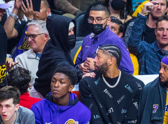 Justin Bieber besucht Basketball-Spiel in Los Angeles March 3, 2022, Los Angeles, California, USA: Singer Justin Bieber greets Anthony Davis 3 who sits on the bench due to an ankle injury at the NBA game between the Los Angeles Clippers and the Los Angeles Lakers on Thursday March 3, 2022 at Crypto.com Arena in Los Angeles, California. Clippers defeat Lakers, 132-111. PI Los Angeles USA - ZUMAp124 1010332580st Copyright: xJAVIERxROJASx