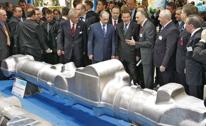Hannover, Eröffnung der Hannover-Messe im Kuppelsaal, Kanzlergattin Doris Schröder-Köpf mit ihrem Mann, Bundeskanzler Gerhard Schröder (links) und dem russischen Präsidenten Wladimir Putin, Foto vom 12.04.2005, *** Hanover, opening of the Hanover Fair in the Kuppelsaal, Chancellors wife Doris Schröder Köpf with her husband, Chancellor Gerhard Schröder on the left and Russian President Vladimir Putin, photo taken 12 04 2005,