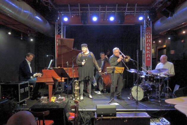 Die holländische Jazz-Sängerin Masha Bijlsma mit dem Posaunisten Bart van Lier sowie Hans Kwakkernaat (p.), Ruud Ouwehand (b.) und Dries Bijlsma (dr.) im Oberhausener Gdanska. Dutch jazz singer Masha Bijlsma with trombonist Bart van Lier and band members Hans Kwakkernaat (p.), Ruud Ouwehand (b.) and Dries Bijlsma (dr.) at the Gdanska Oberhausen. Oberhausen NRW DEU;DE;GERMANY;DEUTSCHLAND;ALLEMAGNE