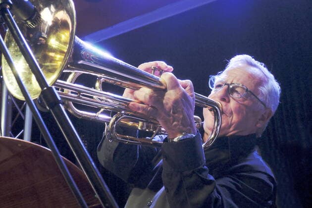 Der holländische Jazz-Posaunist Bart van Lier an einer Basstrompete im Oberhausener Gdanska. Dutch jazz trombonist Bart van Lier on a bass trumpet at the Gdanska Oberhausen. Oberhausen NRW DEU;DE;GERMANY;DEUTSCHLAND;ALLEMAGNE