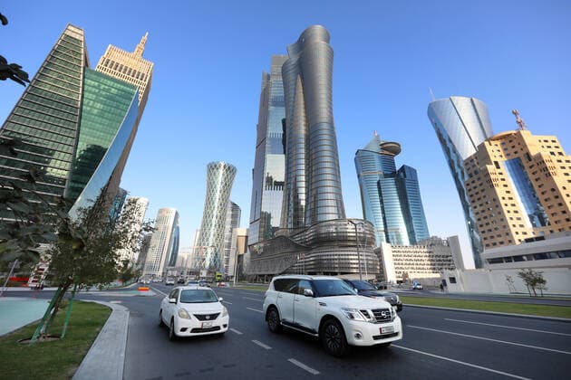 22.02.2022, Doha, QAT - Stadtansicht. (Al Bidda Tower, Al Corniche Street, Alltag, Architektur, asiatisch, Asien, aussen, Aussenaufnahme, Automobile, Autos, Autoverkehr, Baustil, Buerogebaeude, Buerohaeuser, Buerohochhaeuser, City, Doha, Fahrzeuge, Gebaeude, Gesellschaft, Haeuser, Immobilien, Immobilienboom, Immobilienmarkt, Immobilienwirtschaft, Individualverkehr, Innenstadt, Jahreszeit, Katar, Kfz, Kraftfahrzeuge, Landschaft, Landschaftsaufnahme, PKW, Qatar, QF, Querformat, Skyline, Stadt, Stadtansicht, Stadtbild, Stadtlandschaft, Stadtleben, Stadtverkehr, Strasse, Strassenszene, Strassenverkehr, Verkehr, Vorderasien, Winter, Wirtschaft, Zentrum) 220222D013QATAR.JPG *** 22 02 2022, Doha, QAT city view Al Bidda Tower, Al Corniche Street,