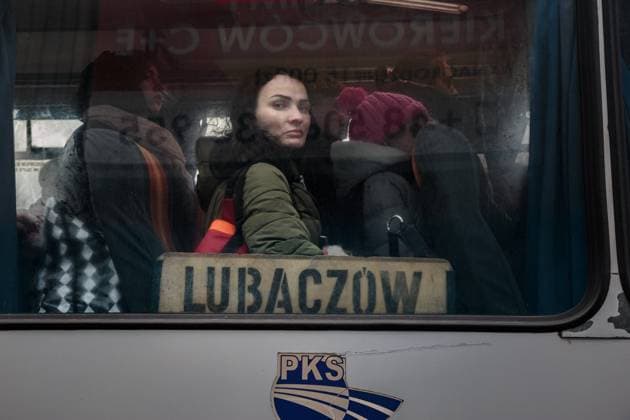 News Bilder des Tages Ukraine Crisis Ukrainians at the border take buses to reach the main cities in Mlyny, Poland, on March 4, 2022. More than 1 million refugees flee Ukraine in one week since the Russian invasion. While the conflict continues the war refugees keep fleeing from their hometown reaching the Poland border to get access to the European Union. Mlyny Poland  Copyright: xEnricoxMattiaxDelxPuntax originalFilename: delpunta-confinep220304_npeK1.jpg