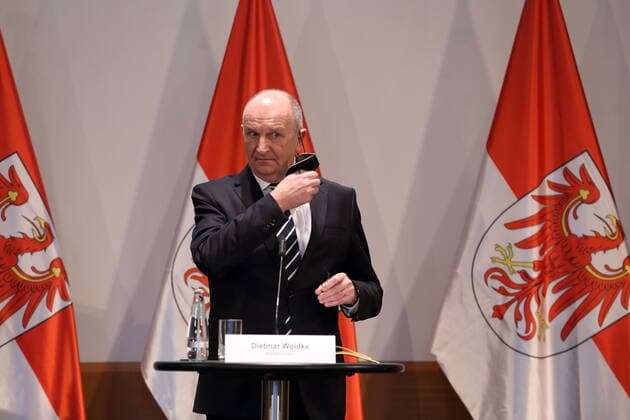 Prime Minister Dietmar Woidke SPD before the start of a press conference on the final building permit for the Tesla Gigafactory in Grünheide Mark , State Chancellery, Potsdam, 4 March 2022 The plant is already there, Tesla had started construction in February 2020 at its own risk and is now waiting for operating permission Building permit for Tesla in Grünheide Mark