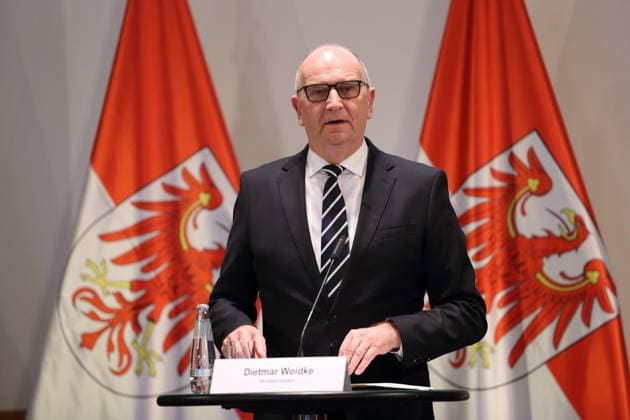 News Themen der Woche KW09 Ministerpräsident Dietmar Woidke (SPD) spricht während einer Pressekonferenz zur endgültigen Baugenehmigung für die Tesla Gigafactory in Grünheide (Mark), Staatskanzlei, Potsdam, 4. März 2022. Das Werk steht bereits, Tesla hatte den Bau im Februar 2020 auf eigenes Risiko begonnen und wartet nun auf Betriebserlaubnis. Baugenehmigung für Tesla in Grünheide (Mark) *** Minister President Dietmar Woidke SPD speaks during a press conference on the final building permit for the Tesla Gigafactory in Grünheide Mark , State Chancellery, Potsdam, 4 March 2022 The plant is already in place, Tesla had started construction in February 2020 at its own risk and is now waiting for operating permission Building permit for Tesla in Grünheide Mark