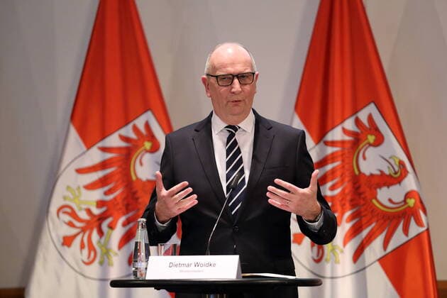 Minister President Dietmar Woidke SPD speaks during a press conference on the final building permit for the Tesla Gigafactory in Grünheide Mark , State Chancellery, Potsdam, 4 March 2022 The plant is already in place, Tesla had started construction in February 2020 at its own risk and is now waiting for operating permission Building permit for Tesla in Grünheide Mark