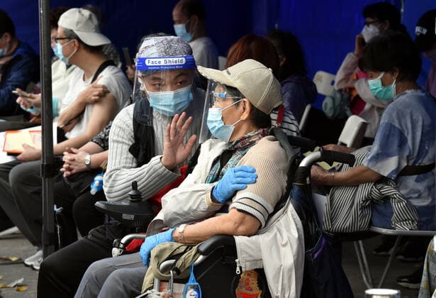 (220304) -- HONG KONG, March 4, 2022 -- People wearing face masks rest after receiving COVID-19 vaccines at Tai Hing Estate in Tuen Mun, south China s Hong Kong, March 4, 2022. The Hong Kong Special Administrative Region (HKSAR) reported 52,523 new COVID-19 cases and 136 deaths on Friday, official data showed. ) CHINA-HONG KONG-COVID-19-CASES (CN) LoxPingxFai 