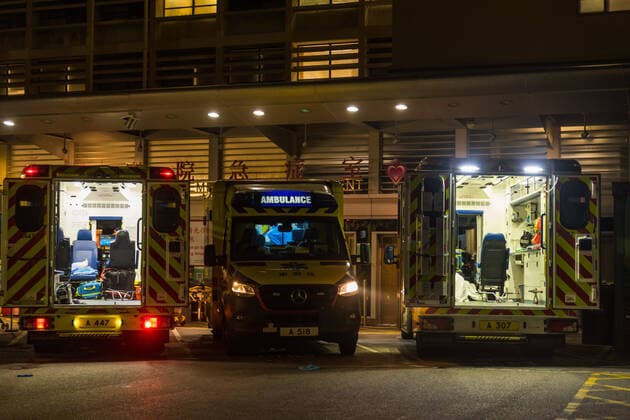 Hong Kong Hospitals Can t Keep Up With The Deaths Amid An Omicron Surge Three ambulances are awaiting their crew at Queen Elisabeth hospital in Kowloon, in Hong Kong, China, on March 04, 2022. Hong Kong China  Copyright: xMarcxFernandesx originalFilename: fernandes-omicrons220304_nppdF.jpg