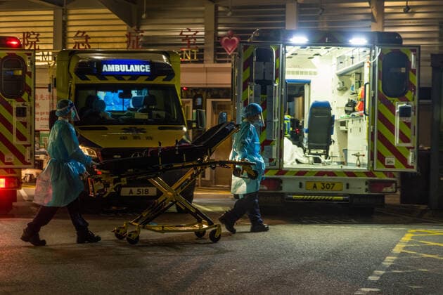 Hong Kong Hospitals Can t Keep Up With The Deaths Amid An Omicron Surge Paramedics in PPE bring back a stretcher to their ambulance, in Hong Kong, China, on March 04, 2022. Hong Kong China  Copyright: xMarcxFernandesx originalFilename: fernandes-omicrons220304_npX6V.jpg