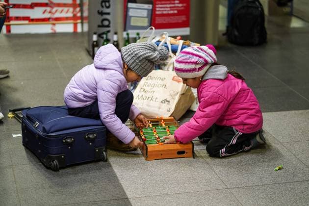 News Bilder des Tages 04.03.2022,Berlin,Deutschland,GER,Impressionen von ankommenden ukrainische Flüchtlinge am Berliner Hauptbahnhof.Zwei Kinder spielen Tischfußball. *** 04 03 2022,Berlin,Germany,GER,Impressions of arriving Ukrainian refugees at Berlin main station Two children playing table soccer