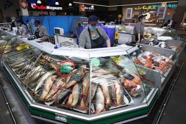 IMAGO Creative, Unsere Erde, UmweltvertrÃ¤gliche Herausforderungen des 21. Jahrhunderts, Ãœberfischung KAZAN, RUSSIA â€“ MARCH 5, 2022: A stall selling fish at a market at Kazan Agropark. The multifunctional complex includes 22 processing facilities, a market and warehouses for farm products in Kazan, Tatarstan. Yegor Aleyev TASS  TS126A07