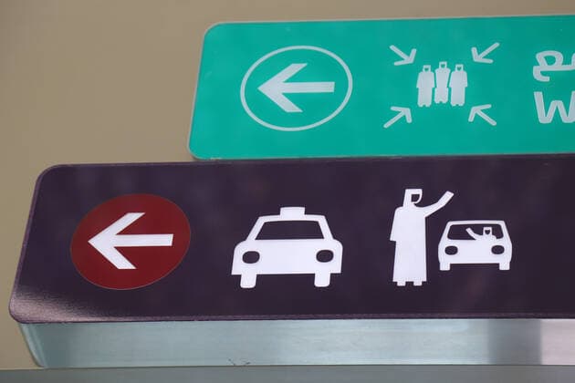 28.02.2020, Doha, QAT - Katar, Hinweis auf einen Taxistand in einer U-Bahnstation. (arabisch, asiatisch, Asien, Ausgang, Doha, Gesellschaft, Hinweis, Hinweisschild, innen, Innenaufnahme, Katar, nach links, niemand, Personentransport, Pfeil, Piktogramm, Qatar, QF, Querformat, Sammelplatz, Schild, Stadt, Taxistand, Transport, Treffpunkt, U-Bahn, U-Bahnhof, Verkehr, Vorderasien, Wegweiser, Wirtschaft) 200228D051DOHA.JPG *** 28 02 2020, Doha, QAT Qatar, indication of a cab stand in a subway station Arabic, Asian, Asia, exit, Doha, society, indication, sign, inside, interior, Qatar, to the left, nobody, passenger transport, arrow, pictogram, Qatar, QF, landscape, gathering place, sign, city, cab stand, transport, meeting place, subway, subway s