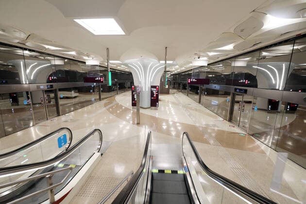 22.02.2022, Doha, QAT - Innenansicht der U-Bahnstation West Bay. (Alltag, Anlage, Ansicht, arabisch, asiatisch, Asien, Bahnhofshalle, Doha, Doha Metro, Fahrtreppen, Gebaeude, Gesellschaft, innen, Innenansicht, Innenaufnahme, Katar, leer, Leere, Nahverkehr, niemand, oeffentlicher Personennahverkehr, OEPNV, Personenbefoerderung, Personennahverkehr, Qatar, QF, Querformat, Rolltreppen, Schnellbahnstation, Stadt, Stadtansicht, Stadtleben, U-Bahn, U-Bahnstation, Vorderasien, West Bay, Wirtschaft) 220222D025QATAR.JPG *** 22 02 2022, Doha, QAT interior view of West Bay subway station everyday, facility, view, Arab, Asian, Asia, station concourse, Doha, Doha Metro, escalators, building, society, interior, interior view, interior shot, Qatar, empty,