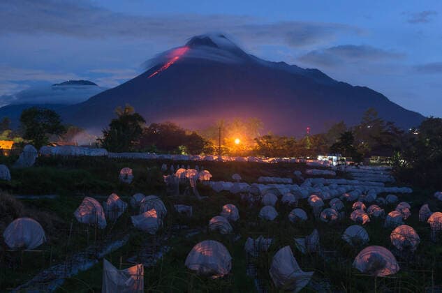 Bilder des Jahres 2022, News 03 März News Themen der Woche KW09 News Bilder des Tages March 6, 2022, Yogyakarta, Yogyakarta, Indonesia: Merapi mountain spews volcanic materials as seen from Ngemplak. Sleman Indonesia  - ZUMA Pho 20220306_mda_y78_500 Copyright: xGalihxYogax