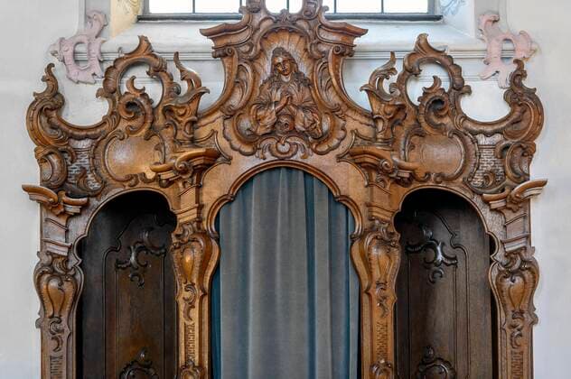  Reich geschnitzter Beichtstuhl, Pfarrkirche St. Pankratius, Wiggensbach, Allgäu, Bayern, Deutschland, Europa *** Richly carved confessional, St Pankratius parish church, Wiggensbach, Allgäu, Bavaria, Germany, Europe Copyright: imageBROKER/ManfredxBail ibxabc08179475.jpg