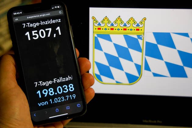 Coronavirus in Germany Covid 19 Dashboard of the Robert Koch Institute DEU, Germany, Bavaria 06 03 2022 The 7-day incidence for the state Cases last 7 days 100 000 p.e. is displayed on an iPhone, with the state coat of arms in the background.