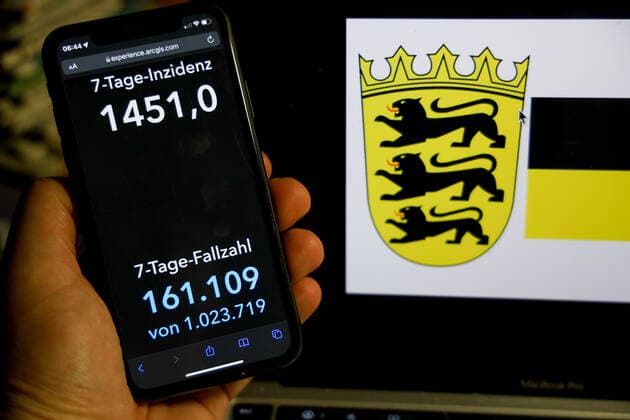Coronavirus in Germany Covid 19 Dashboard of the Robert Koch Institute DEU, Germany, Baden Württemberg 06 03 2022 The 7-day incidence for the state Cases last 7 days 100 000 PE is displayed on an iPhone, with the state coat of arms in the background