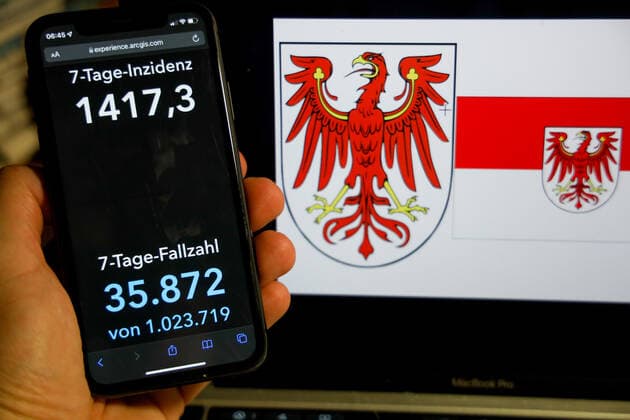 Coronavirus in Germany Covid 19 Dashboard of the Robert Koch Institute DEU, Germany, Brandenburg 06 03 2022 The 7-day incidence for the state Cases last 7 days 100 000 PE is displayed on an iPhone, with the state coat of arms in the background.