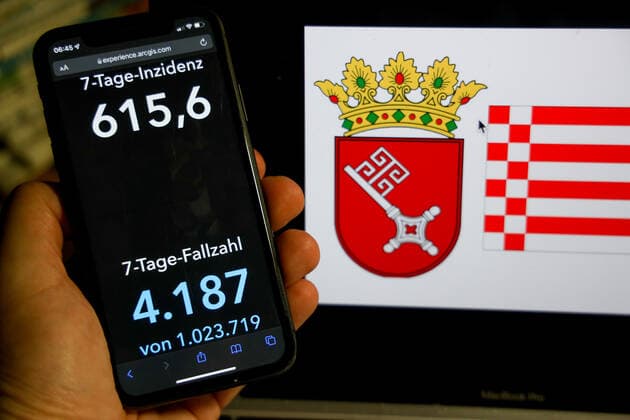 Coronavirus in Germany Covid 19 Dashboard of the Robert Koch Institute DEU, Germany, Bremen 06 03 2022 The 7 day incidence for the state Cases last 7 days 100 000 P.E. is displayed on an iPhone, with the state coat of arms in the background.