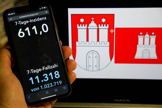 Coronavirus in Germany Covid 19 Dashboard of the Robert Koch Institute DEU, Germany, Hamburg 06 03 2022 The 7-day incidence for the state Cases last 7 days 100 000 PE is displayed on an iPhone, with the state coat of arms in the background.