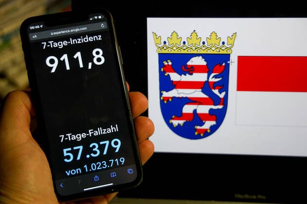 Coronavirus in Germany Covid 19 Dashboard of the Robert Koch Institute DEU, Germany, Hesse 06 03 2022 The 7-day incidence for the state Cases last 7 days 100 000 PE is displayed on an iPhone, with the state coat of arms in the background.