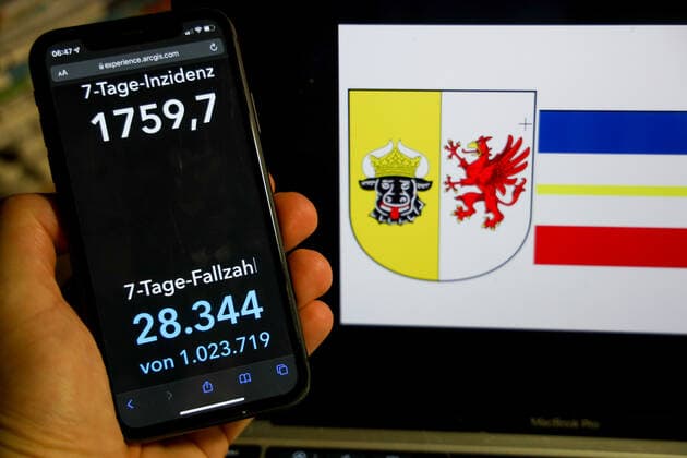 Coronavirus in Germany Covid 19 Dashboard of the Robert Koch Institute DEU, Germany, Mecklenburg Vorpommern 06 03 2022 The 7-day incidence for the state Cases last 7 days 100 000 PE is displayed on an iPhone, with the state coat of arms in the background.
