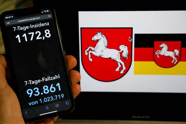 Coronavirus in Germany Covid 19 Dashboard of the Robert Koch Institute DEU, Germany, Lower Saxony 06 03 2022 The 7-day incidence for the state Cases last 7 days 100 000 PE is displayed on an iPhone, with the state coat of arms in the background.