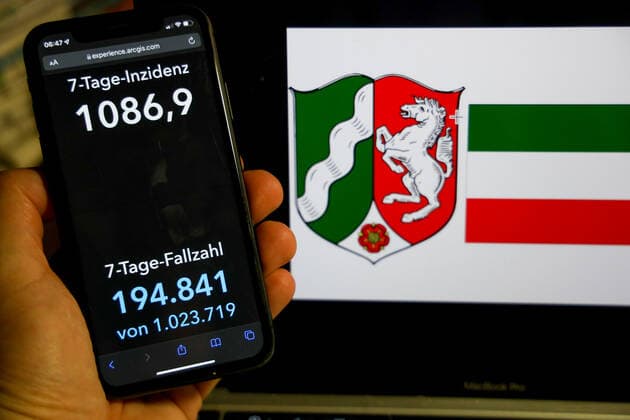 Coronavirus in Germany Covid 19 Dashboard of the Robert Koch Institute DEU, Germany, North Rhine Westphalia 06 03 2022 The 7-day incidence for the state Cases last 7 days 100 000 p.e. is displayed on an iPhone, with the state coat of arms in the background