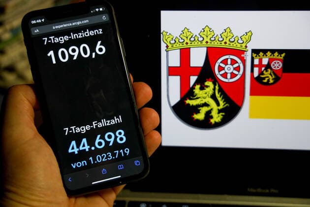 Coronavirus in Germany Covid 19 Dashboard of the Robert Koch Institute DEU, Germany, Rhineland-Palatinate 06 03 2022 The 7-day incidence for the state Cases last 7 days 100 000 p.e. is displayed on an iPhone, in the background the state coat of arms