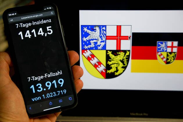 Coronavirus in Germany Covid 19 Dashboard of the Robert Koch Institute DEU, Germany, Saarland 06 03 2022 The 7-day incidence for the state Cases last 7 days 100 000 PE is displayed on an iPhone, with the state coat of arms in the background.