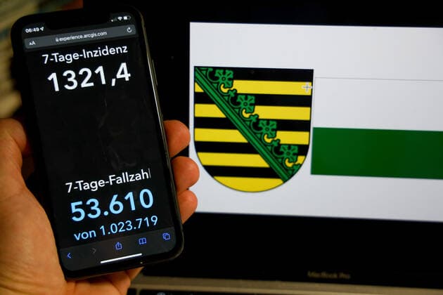 Coronavirus in Germany Covid 19 Dashboard of the Robert Koch Institute DEU, Germany, Saxony 06 03 2022 The 7-day incidence for the state Cases last 7 days 100 000 PE is displayed on an iPhone, with the state coat of arms in the background.