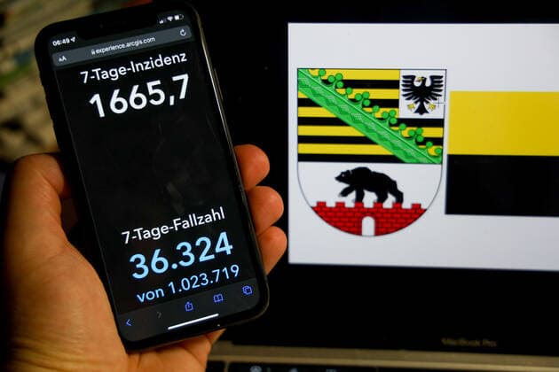 Coronavirus in Germany Covid 19 Dashboard of Robert Koch Institute DEU, Germany, Saxony Anhalt 06 03 2022 The 7 day incidence for the state Cases last 7 days 100 000 P.E. is displayed on an iPhone, with the state coat of arms in the background.