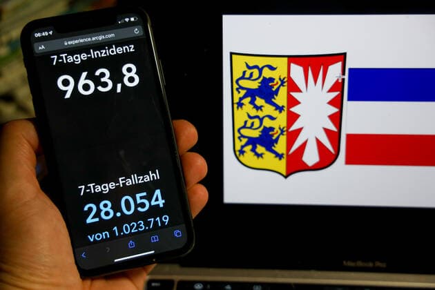 Coronavirus in Germany Covid 19 Dashboard of the Robert Koch Institute DEU, Germany, Schleswig Holstein 06 03 2022 The 7-day incidence for the state Cases last 7 days 100 000 p.e. is displayed on an iPhone, in the background the state coat of arms